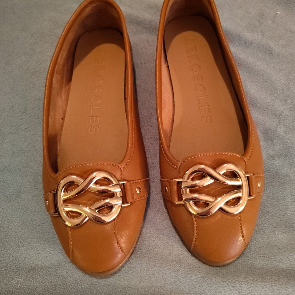 Aerosoles Tan Comfort Flats – Gold Buckle Detail – Size 7.5